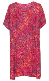 Roter Viskose-Kaftan mit kurzem Arm, leichten Falten und Blumenmuster in Gelb, Blau und Violett, lockere Passform, schlicht geschnittener Rundhalsausschnitt, knie- bis midilange Länge.
