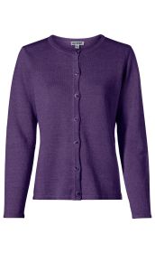 Leinen-Mix-Strickjacke in Lila mit Rundhalsausschnitt, durchgehender Knopfleiste und langen Ärmeln, schlichte Verarbeitung, feine Strickstruktur, klassische Passform