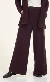 Baumwoll-Mix-Hose in Dunkelviolett mit weitem Bein, hoher Taille, getragen mit schwarzer Halbschuhen und passendem dunklem Oberteil, leicht strukturiert, stehend auf hellem Hintergrund