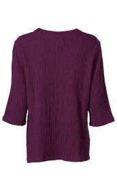 Baumwoll-Bluse in dunklem Aubergine, strukturierter Stoff mit feinen, vertikalen Falten, 3/4-Arm-Länge, Rundhalsausschnitt, Rückansicht, legere Passform, ohne Muster oder Verzierungen