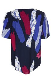 Rückansicht einer kurzärmeligen Viskose-Bluse mit abstraktem Muster in Dunkelblau, Rot, Weiß und Hellblau, lose geschnitten, mit rundem Ausschnitt und leicht gewelltem Saum.