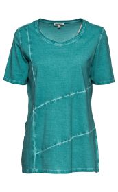 Türkisfarbenes Baumwoll-Shirt mit rundem Ausschnitt, kurzen Ärmeln und dezenten weißlichen Batik-Mustern über die Vorderseite verteilt, legerer Schnitt, Etikett DW-SHOP am Kragen sichtbar