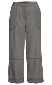 Graue Baumwoll-Hose mit weitem Bein, elastischem Bund, großen aufgesetzten Seitentaschen und sichtbaren Nähten an Gesäß, Kniehöhe und Saum, lässiger Schnitt, knöchellang.