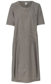 Baumwoll-Mix-Kleid in Grau, knielang, mit Rundhalsausschnitt, kurzen Ärmeln, diagonalen Ziernähten auf der Vorderseite, leicht taillierte Form und schlichter Saumabschluss.