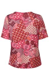 Rückansicht eines Viskose-Mix-Shirts mit kurzem Arm, bunter Patchwork-Optik in Rot-, Pink- und Orangetönen, gemischte geometrische und florale Muster, Rundhalsausschnitt, leicht taillierte Passform