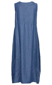 Rückansicht eines ärmellosen Lyocell-Trägerkleids in Jeansblau mit Rundhalsausschnitt, taillierten Nähten und seitlichen Bändern, locker fallender, länger geschnittener Saum.