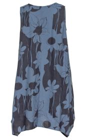 Blaues ärmelloses Baumwoll-Kleid mit schwarzem floralem Muster, rückwärtige Ansicht, locker geschnitten, leicht ausgestellter Schnitt, runder Halsausschnitt