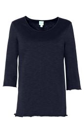 dunkelblaues Baumwoll-Shirt mit 3/4-Ärmeln und Rundhalsausschnitt, gewellter Saum an Ärmeln und Bund, schlichte Optik, kleines Etikett im Nackenbereich sichtbar