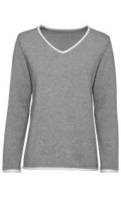 grauer Baumwoll-Pullover mit V-Ausschnitt, langen Ärmeln und weißen Bündchen an Hals, Ärmeln und Saum, schlichter Stil, feine Struktur