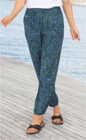 Frau trägt dunkelblaue Viskose-Hose mit leichtem Muster, elastischem Bund und schmal zulaufendem Beinabschluss, kombiniert mit schwarzer Sandale mit Korksohle, stehend auf Holzsteg am Wasserufer.
