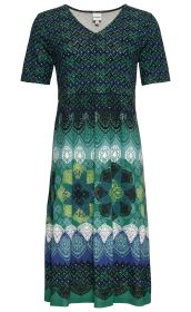 Viskose-Kleid mit V-Ausschnitt und kurzen Ärmeln, floral und geometrisch gemustert in Blau-, Grün- und Weißtönen, knieumspielende Länge, lockerer Schnitt