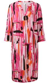Viskose-Kleid mit 3/4-Ärmeln, rundem Ausschnitt mit kleinem V-Schlitz, buntes abstraktes Muster in Pink, Orange, Schwarz auf hellem Grund, knielang, lockere Passform