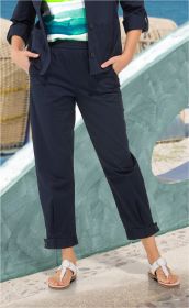 Dunkelblaue Baumwoll-Mix-Hose mit Gummibund, seitlichen Taschen, geknöpften Beinaufschlägen, kombiniert mit weißem Sandalenpaar und gestreiftem Shirt, Outdoor-Szenerie mit Strandkörben im Hintergrund.
