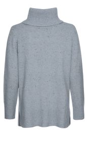 Hellgrauer Pullover mit Rollkragen, langärmlig, leicht meliert mit feinen dunklen und bunten Punkten, gerippte Bündchen an Ärmeln und Saum, seitliche Schlitze am Saum, aus weichem Strickmaterial