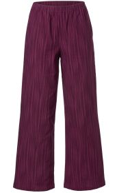Baumwoll-Hose in dunklem Brombeerrot mit elastischem Bund, geradem Schnitt und feinen vertikalen Streifenmuster, knöchellang, legere Passform