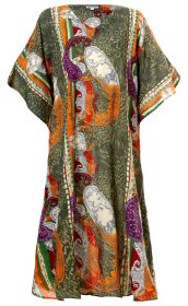 Viskose-Kaftan mit weitem Schnitt, kurzen Ärmeln und V-Ausschnitt, grün mit orangefarbenem, lila, rotem und weißem Paisley- und Streifenmuster, leichte fließende Qualität, knielang.