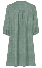 Rückenansicht eines locker fallenden Viskose-Mix Kleids mit 3/4-Ärmeln, leichtem Karomuster in grün, Schulterpasse mit Falten, Ärmel mit Knopfabschluss, knieumspielende Länge, weiche, leicht strukturierte Textur.