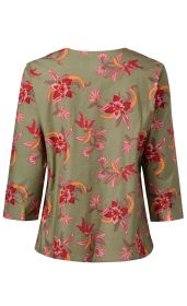 Rückansicht einer Baumwoll-Mix-Bluse in Olivgrün mit dreiviertellangen Ärmeln und Blumenmuster in Rot-, Pink- und Gelbtönen