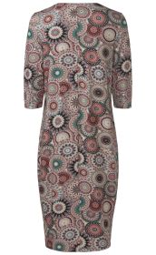 rückenansicht eines knielangen viskose-kleids mit 3/4-ärmeln, bedruckt mit buntem mandala-muster in rot, türkis, beige und schwarz
