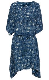 blauer Viskose-Kaftan mit weißem Fischmuster, Kurzarm, Rundhalsausschnitt, asymmetrischem Saum und Taillengürtel mit Quasten, lockerer Schnitt