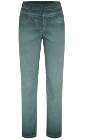Baumwoll-Mix-Hose in grün, gerade geschnitten, mit Gürtelschlaufen, zwei vorderen Taschen mit Nieten, Knopf- und Reißverschluss vorne, schlichter und zeitloser Stil.