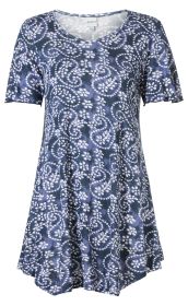 Damen Viskose-Shirt in Blau mit weißem Paisley-Muster, kurzärmelig, Rundhalsausschnitt, locker geschnitten, leicht ausgestellte Form, weicher, fließender Stoff
