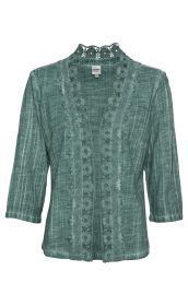 grüne Baumwoll-Jacke mit 3/4 Ärmeln, mit Spitze verzierter V-Ausschnitt und Stehkragen, strukturierte Oberfläche mit feinen Streifen, leichte und elegante Damenjacke