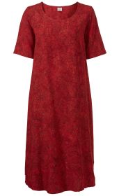 rotes Viskose-Kleid mit kurzen Ärmeln und rundem Ausschnitt, ganzflächiges florales Muster in dunkelrot und schwarz, knielang, gerade geschnitten