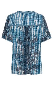 Rückansicht einer kurzärmligen Viskose-Bluse mit blau-weißem Batikmuster und dunkelblauen floralen Prints, lockere Passform, Rundhalsausschnitt mit Zierborte, leichte Falten im Rückenbereich.