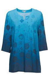 türkisblaue Viskose-Bluse mit floralem Muster in dunkleren Blautönen, 3/4-Ärmeln, Rundhalsausschnitt mit kleinem Schlitz, locker geschnitten