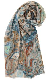 Leichtes Tuch mit Paisley-Muster in Blau, Braun, Orange und Grün, locker zusammengerollt, feine Fransen an den Enden, auf hellem Hintergrund