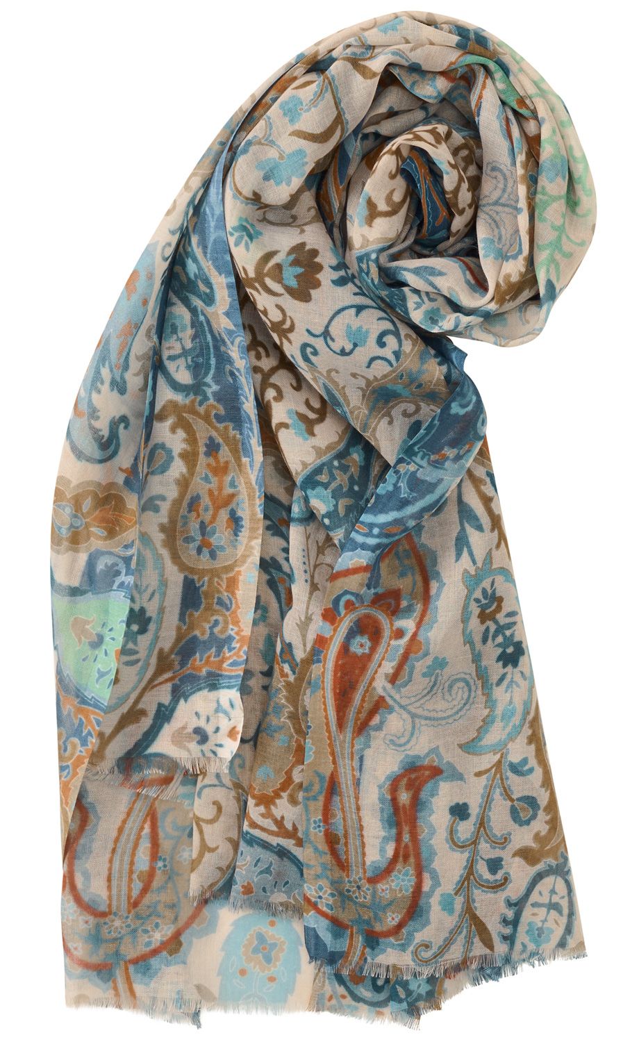 Leichtes Tuch mit Paisley-Muster in Blau, Braun, Orange und Grün, locker zusammengerollt, feine Fransen an den Enden, auf hellem Hintergrund