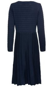 Dunkelblaues Baumwoll-Kleid mit langen Ärmeln, geradem Ausschnitt, horizontalen Rippstrukturen am Oberteil und plisseeartigem, vertikal geripptem Rockteil, Rückansicht