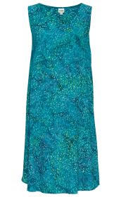 Ärmelloses Viskose-Kleid in Türkis mit lockerem Schnitt, rundem Ausschnitt und abstraktem Muster aus kleinen Blattformen in verschiedenen Grüntönen und Blautönen.