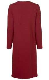 Baumwoll-Kleid in dunkelrot mit feiner Rippstruktur, langärmlig, knieumspielende Länge, schlichte, gerade geschnittene Rückansicht ohne Verschlüsse oder Muster