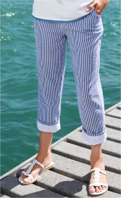 Blaue und weiße gestreifte Baumwoll-Hose, hochgekrempelt mit weißem Innenfutter, getragen von Person in weißen Sandalen stehend auf Steg am Wasserufer