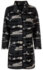 Woll-Mix-Mantel in Schwarz und Grau mit abstraktem Muster, langärmlig, knieumspielend, mit großem Kragen, offenen Taschen vorne und durchgehendem dunklem Besatz an Kragen, Ärmelenden und Saum.