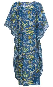 Baumwoll-Kaftan in Blau mit gelb-weißem floralem Muster, locker fallend, mit weitem Schnitt und dekorativem Bordürenmuster an Saum und Ärmeln, Rückansicht.