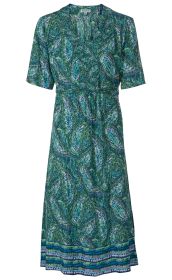 Viskose-Kleid mit kurzem Arm, V-Ausschnitt, gerafftem Brustbereich, Wickeloptik und elastischem Bund, gemustert mit abstraktem Paisley-Design in Grün, Blau, Türkis und Lila, Saum mit kontrastierendem Streifenmuster.