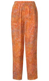 Orangene Viskose-Hose mit elastischem Bund, lockerer Schnitt, abstraktes Muster in Lila, Blau und Gelb, leichte Stoffstruktur, lange geradlinige Beine