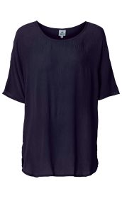 dunkelblaue Viskose-Bluse mit kurzem Ärmel, weitem Rundhalsausschnitt und leicht strukturierter Oberfläche, gerade geschnitten