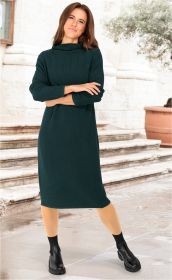 Frau trägt dunkelgrünes, knieumspielendes Baumwoll-Mix-Kleid mit Stehkragen und langen Ärmeln, schwarze Stiefeletten, steht vor hellem Treppenaufgang und Pflanztopf