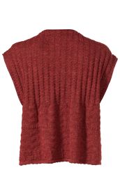 Rückansicht einer rotbraunen Alpaka-Weste mit strukturiertem, gestricktem Muster und kurzem Ärmelabschluss, locker geschnitten, aus weichem, warmem Material.