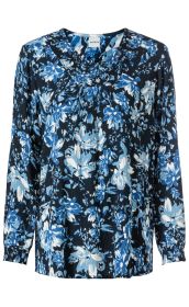 Viskose-Bluse mit langem Arm, dunkelblauem Grund, blau-weiß floralem Muster, rundem Ausschnitt mit strukturierter Rüsche und leicht plissierter Optik, elastische Ärmelbündchen