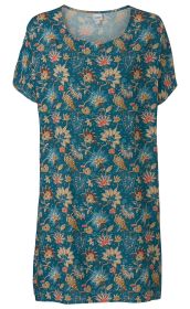 Viskose-Kaftan in Petrol mit kurzem Arm, rundem Ausschnitt und floralem Muster in Beige, Hellblau, Braun und Rot, locker geschnitten, lang und gerade geschnitten.