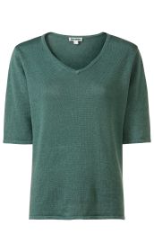 Leinen-Mix-Pullover in Grün mit V-Ausschnitt und halblangen Ärmeln, gerade geschnitten, fein gestrickt, leicht strukturierte Oberfläche, Markenschild innen am Kragen sichtbar.