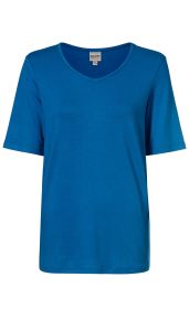 Viskose-Mix-Shirt in Blau mit V-Ausschnitt, kurzen Ärmeln und geradem Schnitt, einfachem Design, ohne Muster oder Aufdruck, frontale Ansicht auf weißem Hintergrund.