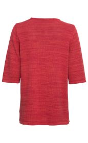 Rückansicht eines roten Baumwoll-Pullovers mit halblangen Ärmeln und feiner Strickstruktur, schlichtes Design ohne Muster oder Applikationen, gerade geschnitten