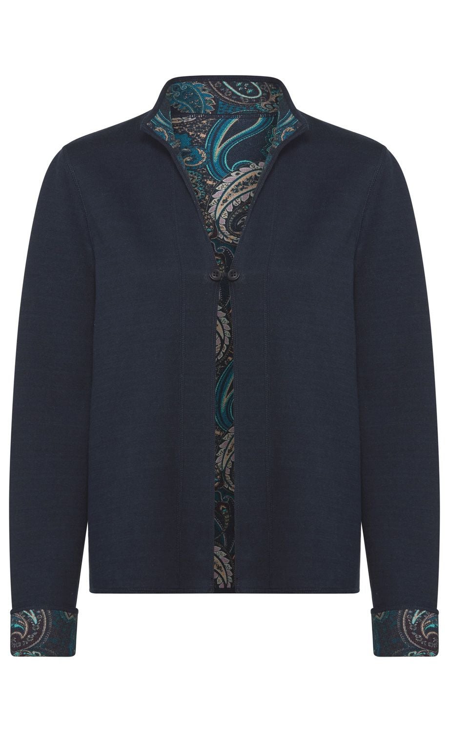 Dunkelblaue Langarmjacke mit Stehkragen, Knopfverschluss vorne, innen sowie an Kragen und Ärmelumschlägen ein blau-graues Paisley-Muster sichtbar