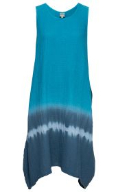 Baumwoll-Kleid ärmellos mit rundem Ausschnitt, in Türkis mit batikartigem Farbverlauf von hellblau über weiß zu dunkelblau, lockerer Schnitt mit asymmetrischem Saum, leichte Struktur des Stoffes sichtbar